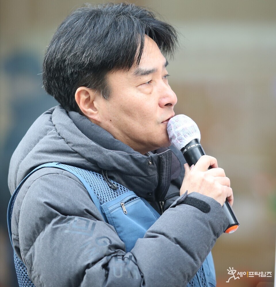 ▲ 한선범 택배노조 정책국장이 10일 쿠팡로지스틱스서비스 본사 앞에서 기자회견을 열고 구역 입찰 시스템 조작 의혹을 제기하고 있다. ⓒ 김주헌 기자