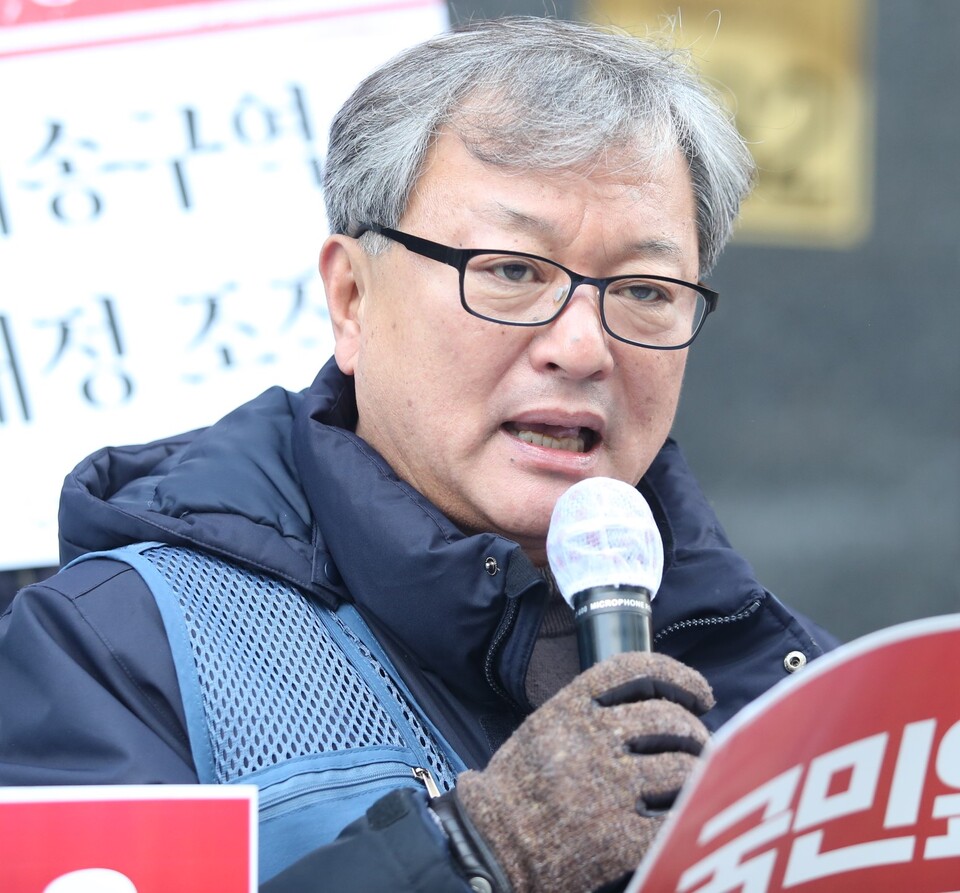 ▲ 진경호 택배노조 위원장이 10일 쿠팡로지스틱스서비스 본사 앞에서 열린 구역 입찰 시스템 조작 의혹을 규탄하는 기자회견에서 발언하고 있다. ⓒ 김주헌 기자