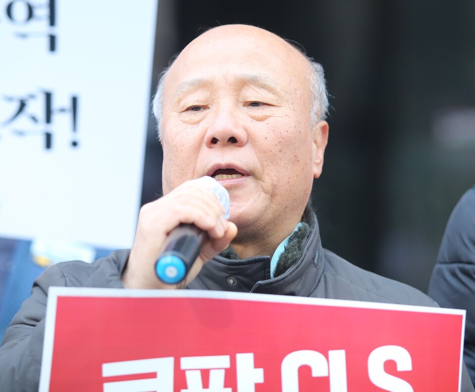 ▲ 박석운 택배노동자 과로사대책위원회 상임대표가 10일 쿠팡로지스틱스서비스 본사 앞에서 열린 구역 입찰 시스템 조작 의혹을 규탄하는 기자회견에서 발언하고 있다. ⓒ 김주헌 기자