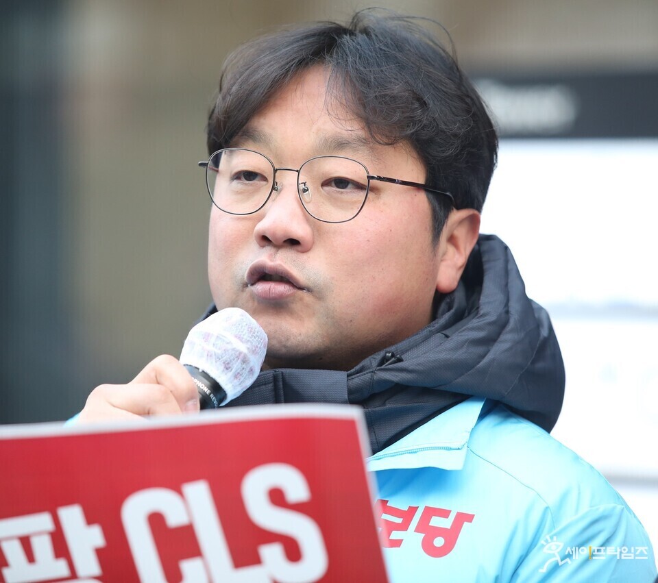 ▲ 박대희 진보당 국회의원 후보가 10일 쿠팡로지스틱스서비스 본사 앞에서 열린 구역 입찰 시스템 조작 의혹을 규탄하는 기자회견에서 발언하고 있다. ⓒ 김주헌 기자