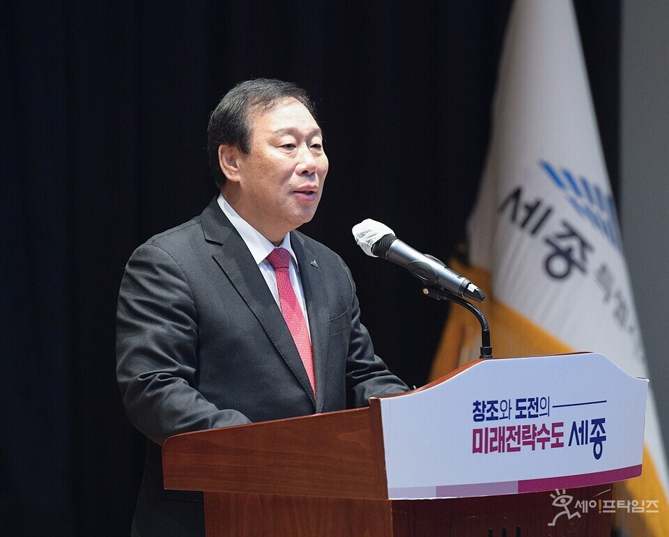  ▲ 최민호 세종시장이 시청 여민실에서 전국최초로 지방시대 실현 종합계획 수립을 위한 의견수렴을 진행하고 있다. ⓒ 세종시