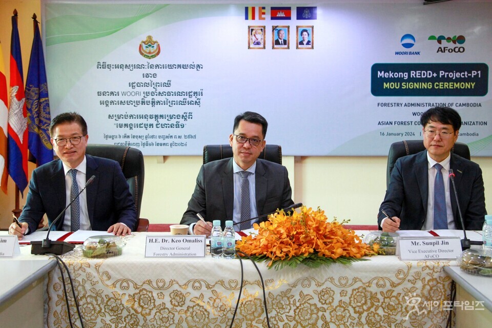 ▲ 우리은행이 캄보디아 프놈펜에서 캄보디아 산림청, 아시아 산림협력기구와 업무협약을 하고 있다. 왼쪽부터 김홍주 캄보디아우리은행 법인장, 케오 오마리스 캄보디아 산림청장, 진선필 아시아산림협력기구 사무차장. ⓒ 우리은행