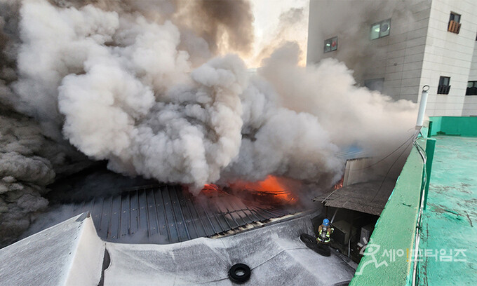 ▲ 대구시 북구 팔달시장에서 화재가 발생해 연기가 치솟고 있다. ⓒ 대구소방본부