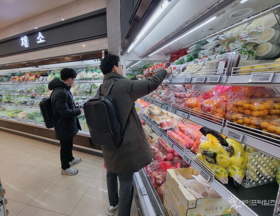 ▲ 충북도 관계자가 설 명절을 앞두고 수요가 많은 식품의 안전 점검을 하고 있다. ⓒ 충북도