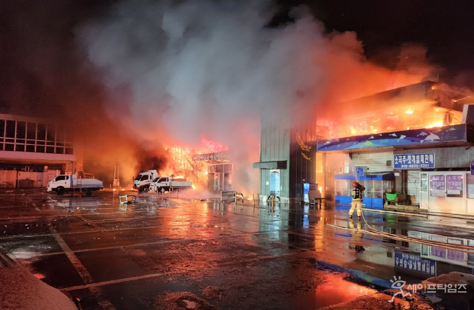 ▲ 충남 서천군 서천읍 서천특화시장에서 22일 오후 11시 8분 화재가 발생해 소방당국이 대응 2단계를 발령해 진화작업을 벌이고 있다. ⓒ 충남소방본부
