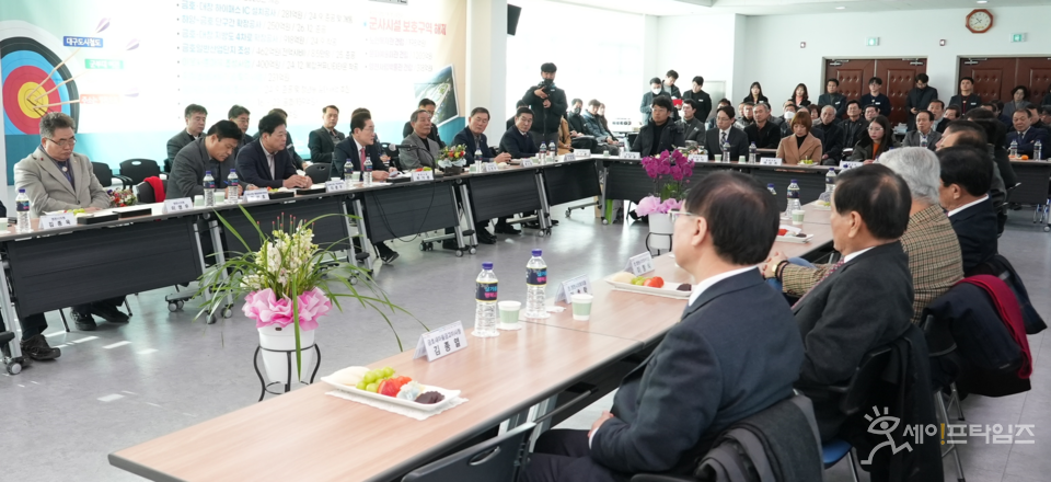 ▲ 최기문 영천시장이 시장과 주민과의 새해 인사회에서 현장 의견을 수렴하고 있다. ⓒ 영천시