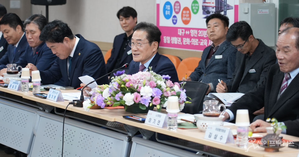 ▲ 최기문 영천시장이 시장과 주민과의 새해 인사회에서 현장 의견을 수렴하고 있다. ⓒ 영천시