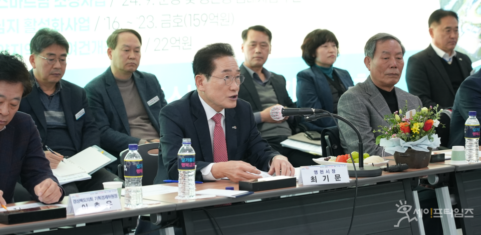 ▲ 최기문 영천시장이 시장과 주민과의 새해 인사회에서 현장 의견을 수렴하고 있다. ⓒ 영천시