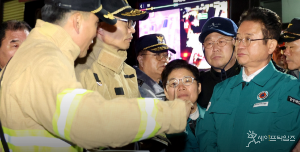 ▲ 이철우 경북지사(오른쪽)가 1일 문경 화재현장에서  진압 상황을 보고받고 있다. ⓒ 경북도