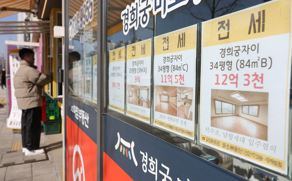 ▲ 한국부동산원에 따르면 지난해 12월 전국 아파트 평균 전세가율(매매가 대비 전세가 비율)이 66.8%로 작년 2월(66.9%) 이후 10개월 만에 최고를 기록했다. 서울에서는 종로구가 62.1%로 전세가율이 가장 높았고 중랑구(61.6%), 구로구(60.8%), 중구(60.7%), 강북구(60.2%) 등의 전세가율이 60%를 넘었다. ⓒ 연합뉴스