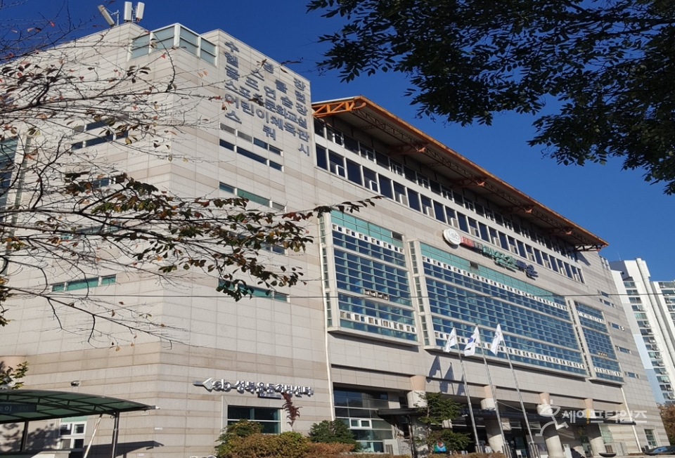 ▲ 서울 성북구도시관리공단이 임직원들의 자발적 기부로 모인 성금을 서울사회복지공동모금회에 전달해 불우이웃돕기에 나선다. ⓒ 성북구도시관리공단