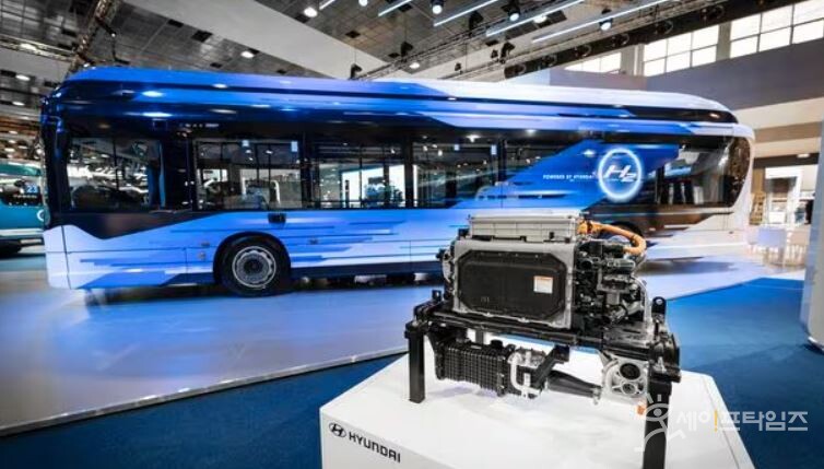 ▲ 지난해 10월 6일(현지시각) 벨기에 브뤼셀에서 열린 버스월드 2023 행사장에 현대자동차와 이베코그룹이 함께 제작한 수소 전기 시내버스 E-WAY H2와 수소연료전지시스템이 전시돼 있다. ⓒ 현대차