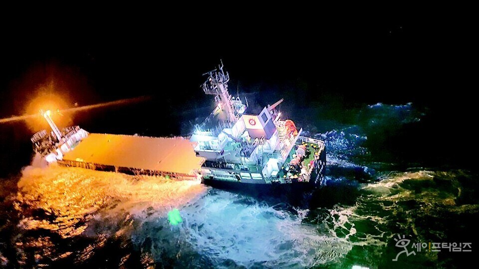 ▲ 제주 서귀포 남서쪽 해상에서 1959t급 화물선 금양6호가 큰 파도를 여러차례 맞고 침몰되고 있다. ⓒ 서귀포해양경찰서