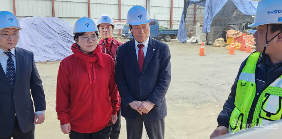 ▲ 조수진 국민의힘 의원(왼쪽 두번째)이 국회대로 지하화 공사현장을 방문해 설명을 듣고 있다. ⓒ 의원실