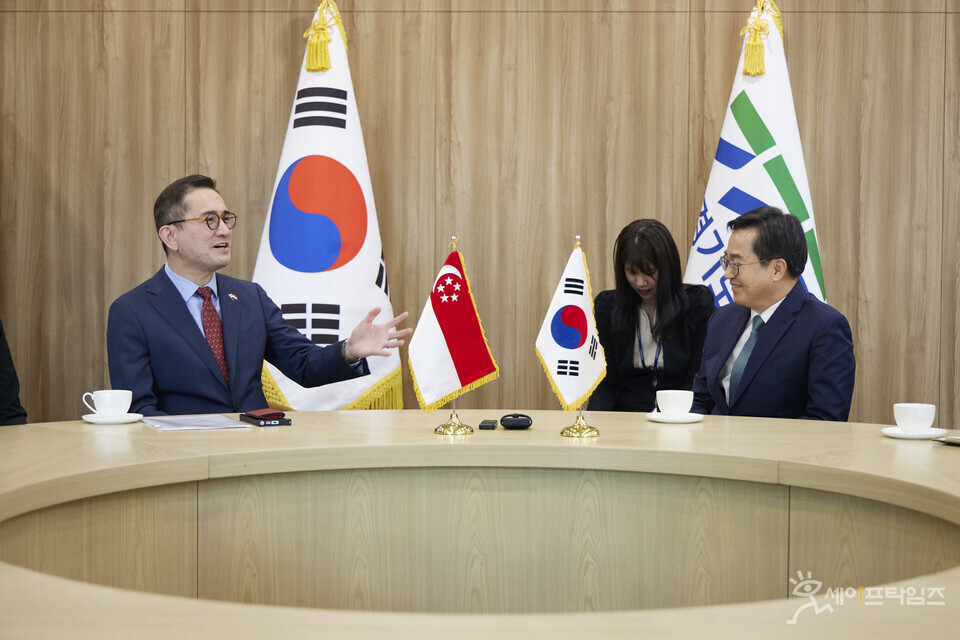 ▲ 김동연 경기지사(오른쪽)가 에릭 테오 대사와 협력 방안에 대해 논의하고 있다. ⓒ 경기도