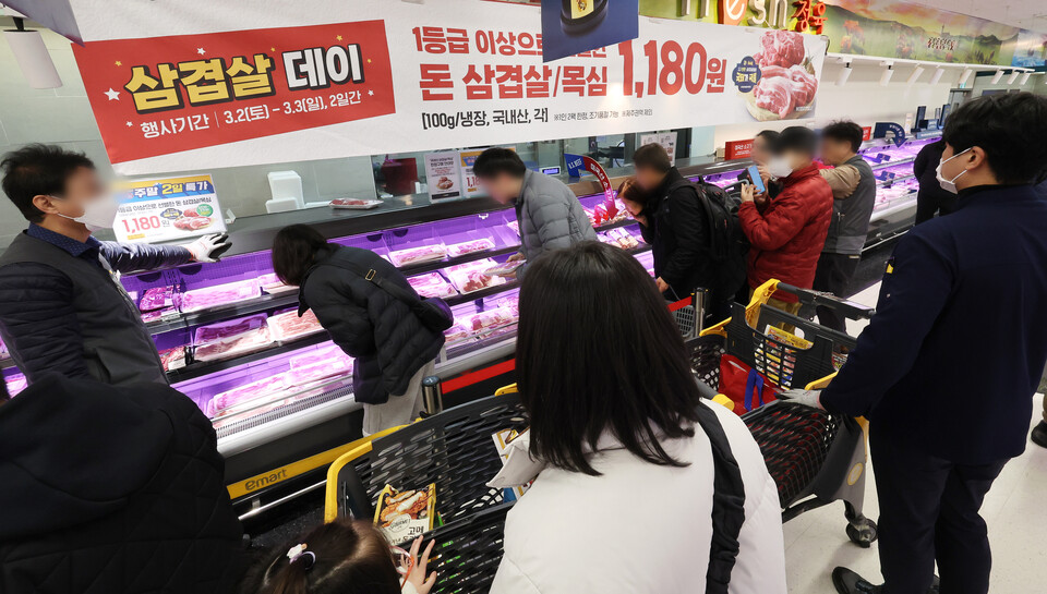 ▲ 3일 서울의 한 대형마트에서 삼겹살데이 할인행사가 열리자 시민들이 관심을 보이고 있다. ⓒ 연합뉴스