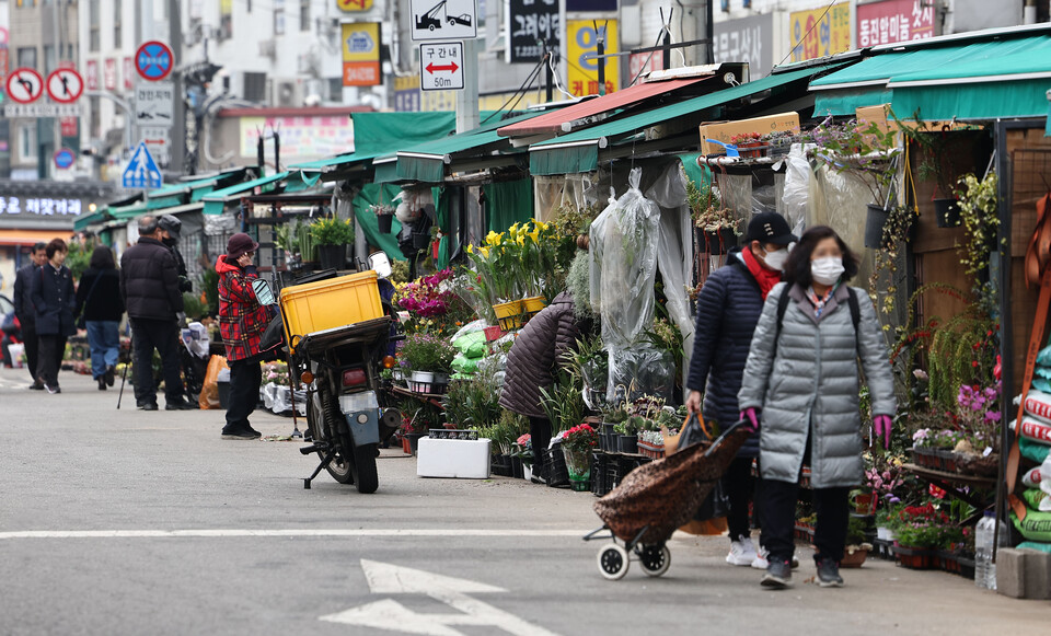 ▲ 포근한 봄 날씨가 이어지는 11일 서울 종로꽃시장을 찾은 시민들이 점포에 진열된 꽃들을 구경하고 있다. ⓒ 연합뉴스