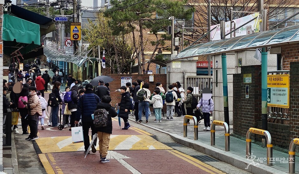 ▲ 서울 성북구 숭례초의 학생들이 하교하고 있다. ⓒ 김주헌 기자