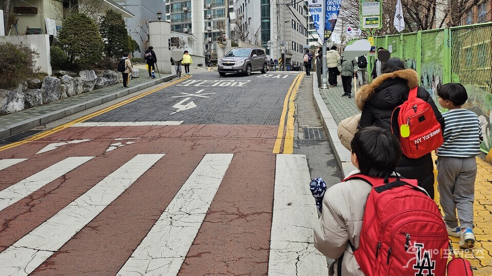 ▲ 서울 성북구 숭례초 인근의 어린이 보호구역(스쿨존)으로 지정된 도로를 한 차량이 주행하고 있다. ⓒ 김주헌 기자