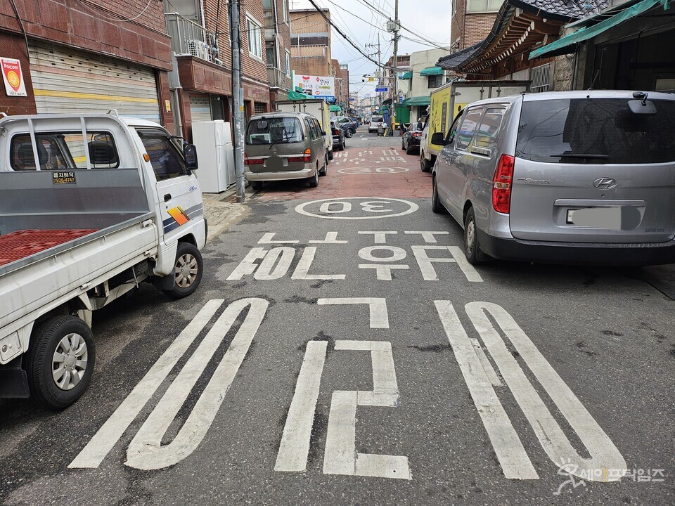 ▲ 서울 성북구 홍파초 인근의 어린이 보호구역(스쿨존)에 차량들이 주차돼있다. ⓒ 김주헌 기자