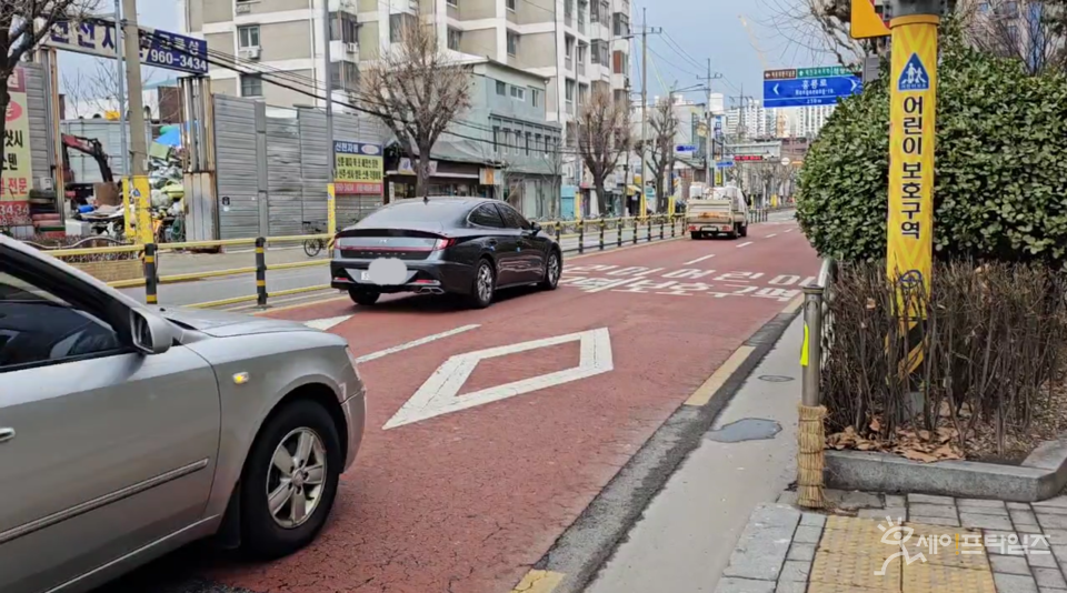 ▲ 서울 성북구의 한 어린이 보호구역(스쿨존)에서 차량들이 빠른 속도로 주행하고 있다. ⓒ 김주헌 기자