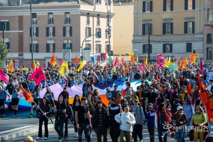 ▲ 이탈리아 시민들이 반 마피아 시위에 참여하고 있다. ⓒ DPA