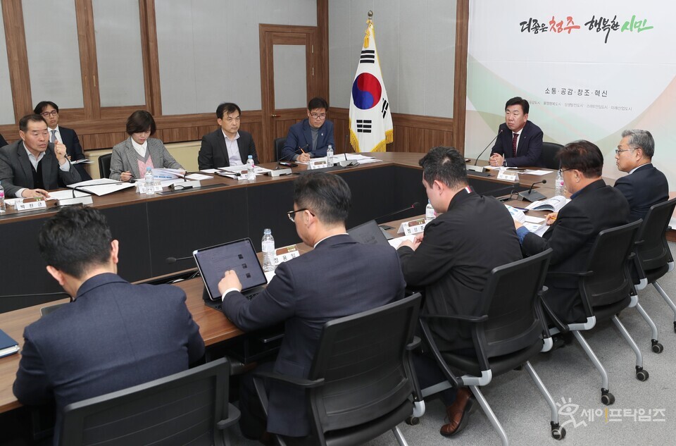  ▲ 이범석 충북 청주시장이 충청권 광역철도 연계 청주시 발전구상 연구 착수보고회에서 발언하고 있다. ⓒ 청주시