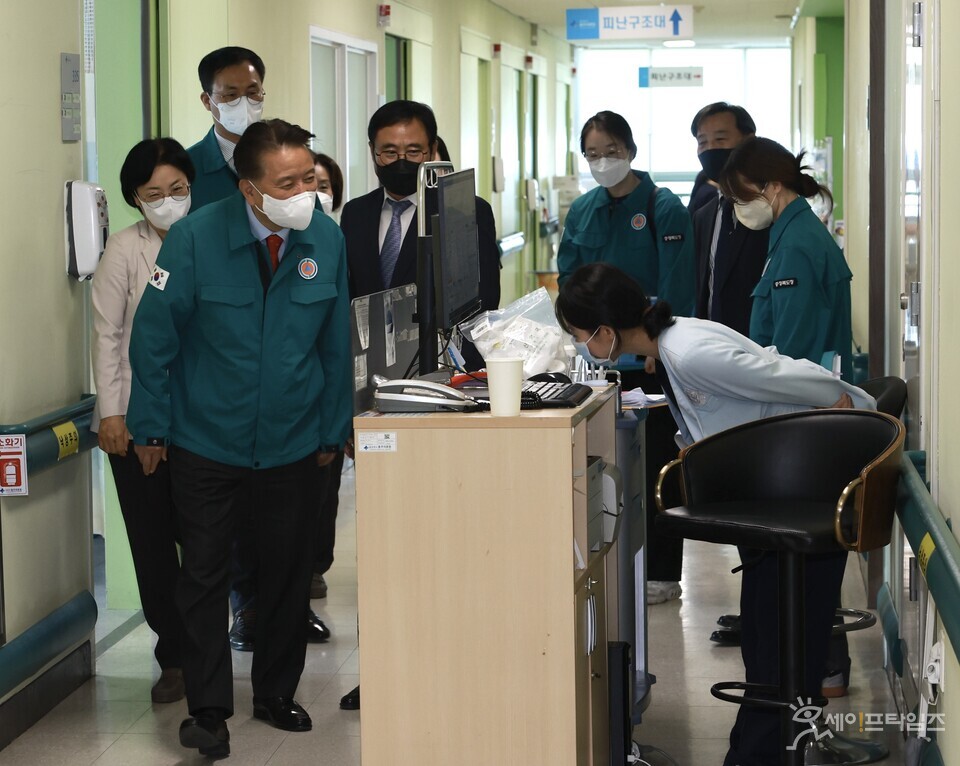  ▲ 김영환 충북지사가 충주의료원을 방문해 근무자들을 격려하고 있다. ⓒ 충북도