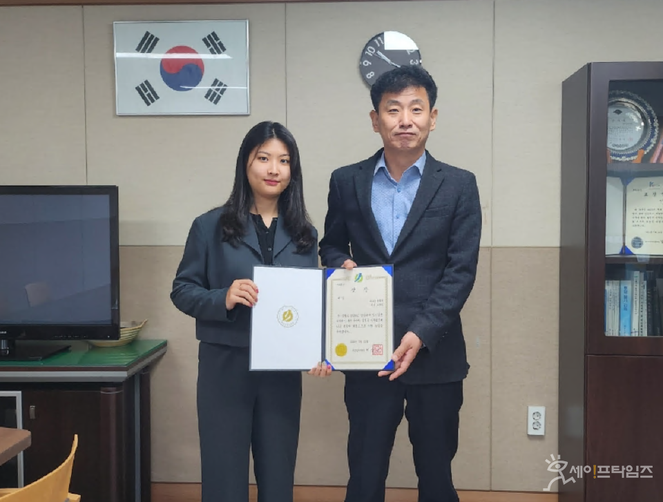 ▲ 2024 우수 교수요원 선발을 위한 강의경연대회에서 대상을 수상한 조유경 대구경북지부 교수(왼쪽)가 상장을 전달받고 있다. ⓒ 소방안전원