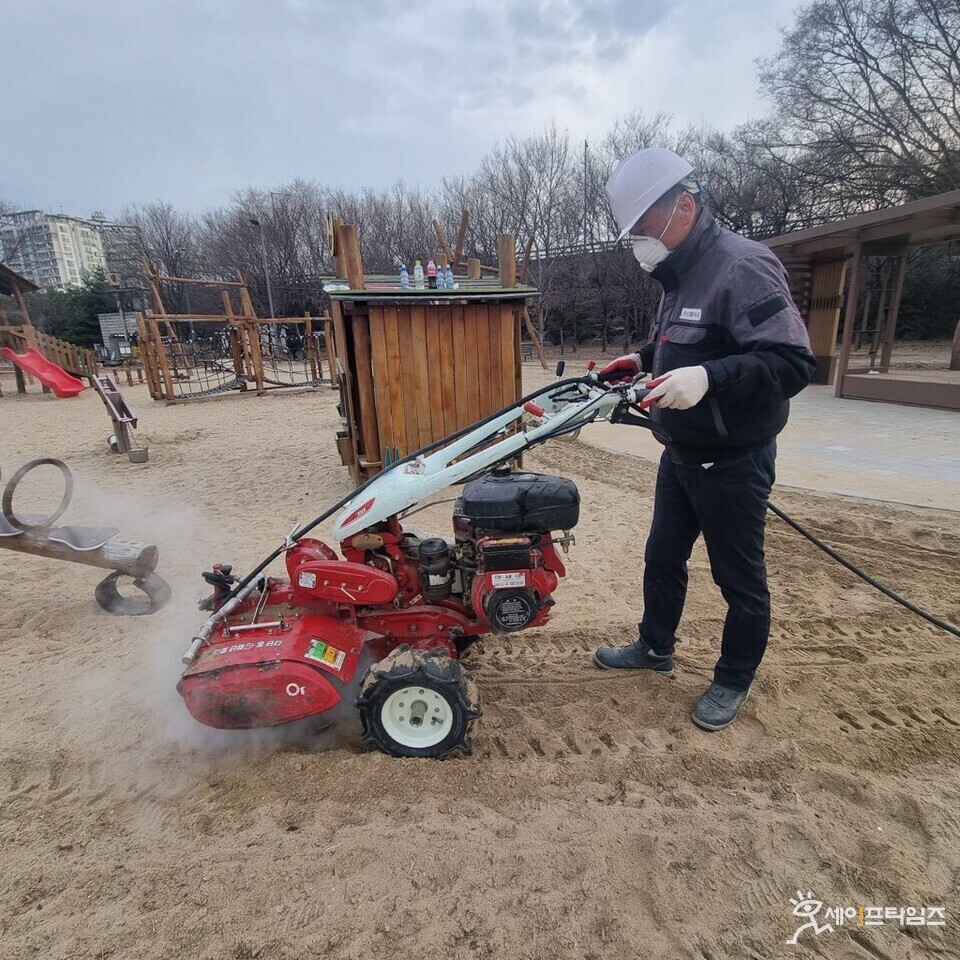 ▲서울시 관계자가 한강공원 내 모래놀이 공간을 전문장비를 이용해 고온 스팀 소독을 하고 있다. ⓒ 서울시