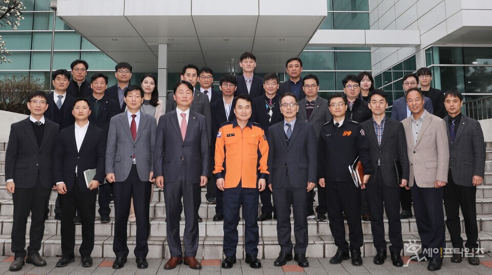 ▲ 남화영 소방청장이 한국소방산업기술원 용인 본사를 방문해 정부 위탁업무 점검과 직원격려를 하고 있다. ⓒ 한국소방산업기술원 