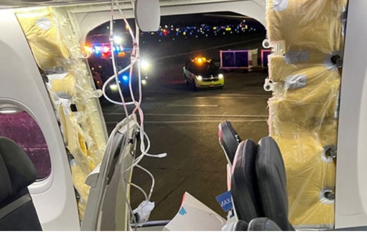 ▲ 하늘을 날던 알래스카 항공의 비행기 동체에 구멍이 나 비행기가 긴급 회항했다. ⓒ 로이터통신