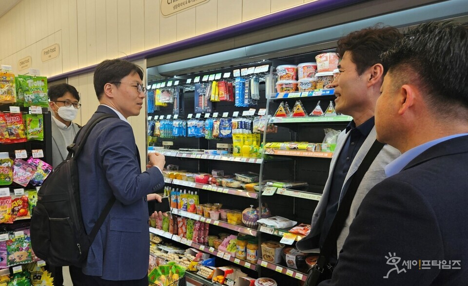 ​▲ 냉장고 문 달기 지원사업 활성화를 위한 간담회에 참석한 관계자들이 지원사업에 대해 홍보하고 있다. ⓒ 한국전력