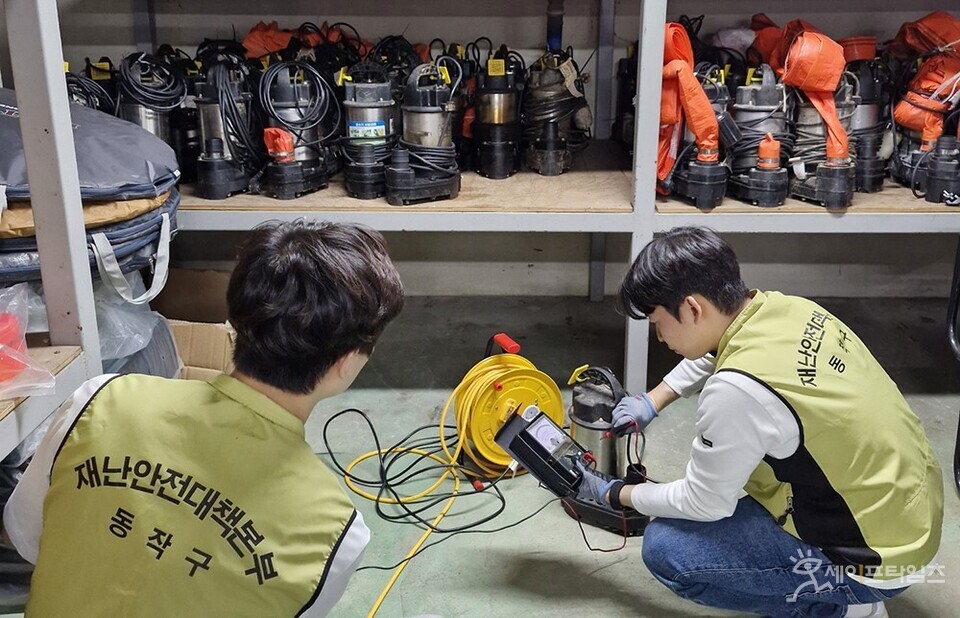 ▲ 서울 동작구 재난안전대책본부 관계자들이 양수기를 점검하고 있다. ⓒ 동작구