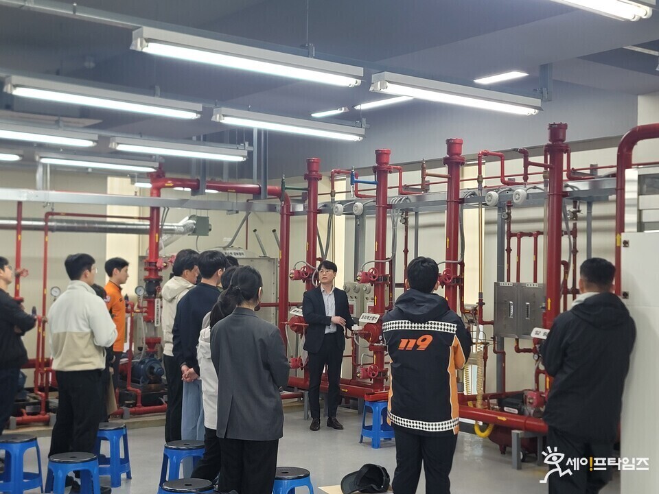 ▲ 한국소방안전원 충북지부가 소방관서 민원업무와  화재안전조사 담당자를 대상으로 실무자 간담회를 하고 있다. ⓒ 한국소방안전원