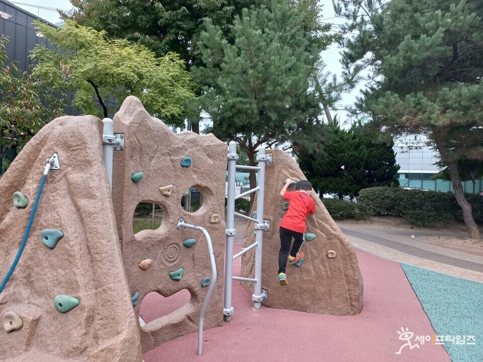 ▲ 한 어린이가 놀이터에서 암벽등반을 하고 있다. ⓒ 세이프타임즈 DB