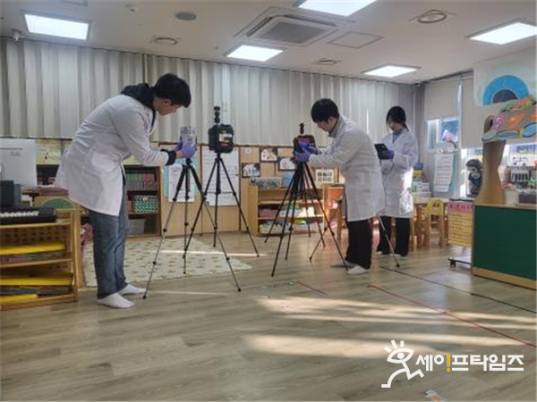 ▲ 서울시 관계자들이 다중이용시설의 실내공기질을 측정하고 있다. ⓒ 서울시