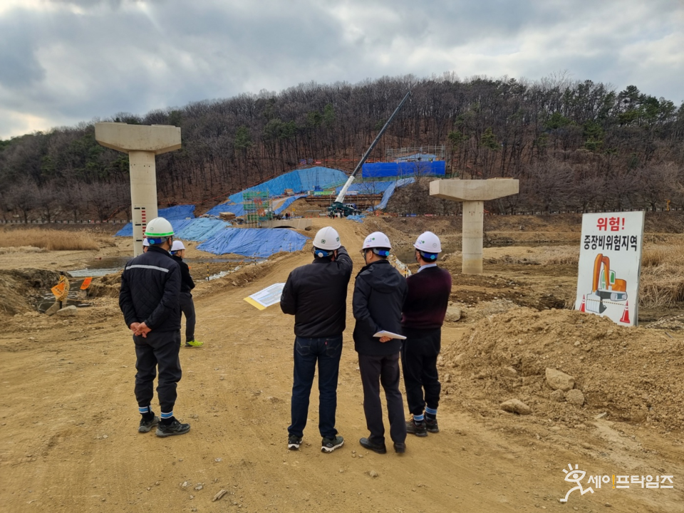 ▲ 경기도 관계자들이 해빙기 안전사고 예방을 위해 지역 내 택지개발지구를 현장점검하고 있다. ⓒ 경기도