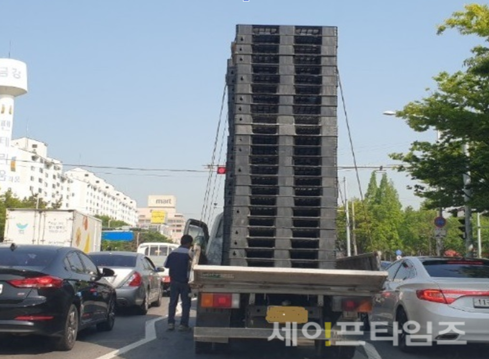 ▲ 한 화물기사가 팰릿을 과적하고 운행하기 위해 차에 오르고 있다. ⓒ 세이프타임즈 DB
