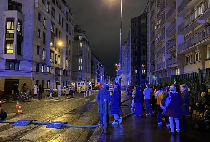 ▲ 지난 7일 오후 9시 30분쯤 프랑스 파리 11구에서 발생한 아파트 화재로 주민들이 대피해 있다. ⓒ 르피가로