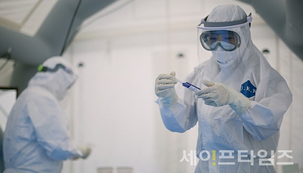 ▲ 대한임상병리사협회 회원이 코로나19 진단검사를 하고 있다. ⓒ 세이프타임즈