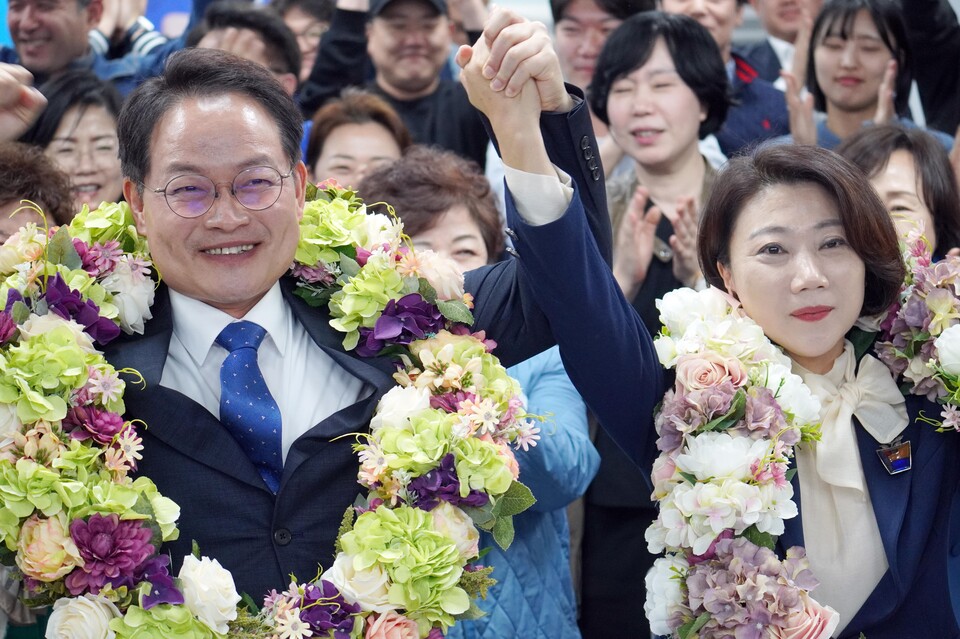 ▲ 제22대 국회의원 선거에서 승리한 민주당 허영 강원 춘천철원화천양구갑 당선인이 당선 확정 후 기뻐하고 있다. ⓒ 연합뉴스