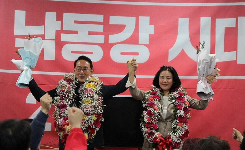 ▲ 제22대 국회의원 선거에서 승리한 부산 강서구 국민의 힘 김도읍 당선인이 당선 확정 후 기뻐하고 있다. ⓒ 연합뉴스