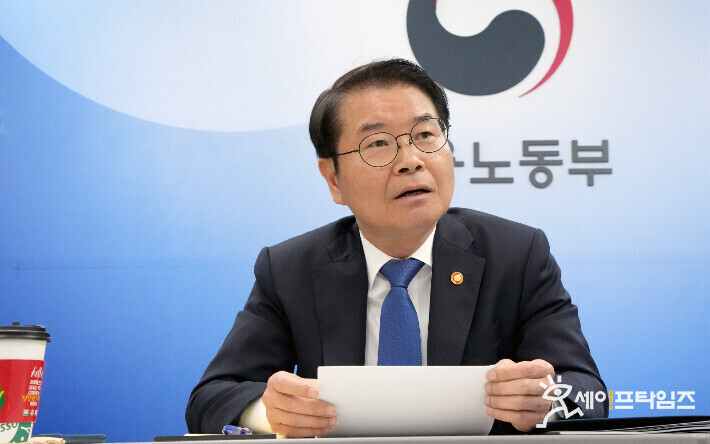 ▲ 이정식 고용노동부 장관이 소음기 절단 작업 중 사망사고가 발생한 세아베스틸 전북 군산공장에 대해 엄중 조치할 것을 지시하고 있다. ⓒ 노동부