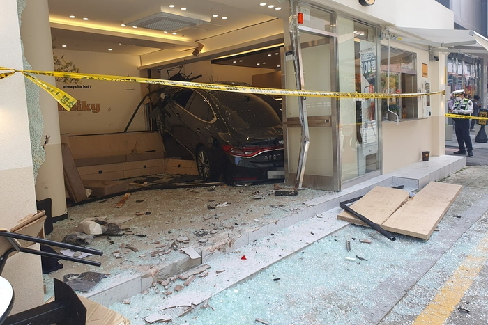 ▲ 광주 동구 대인동의 한 카페로 차가 돌진해 8명이 중경상을 입는 사고가 났다. ⓒ 연합뉴스