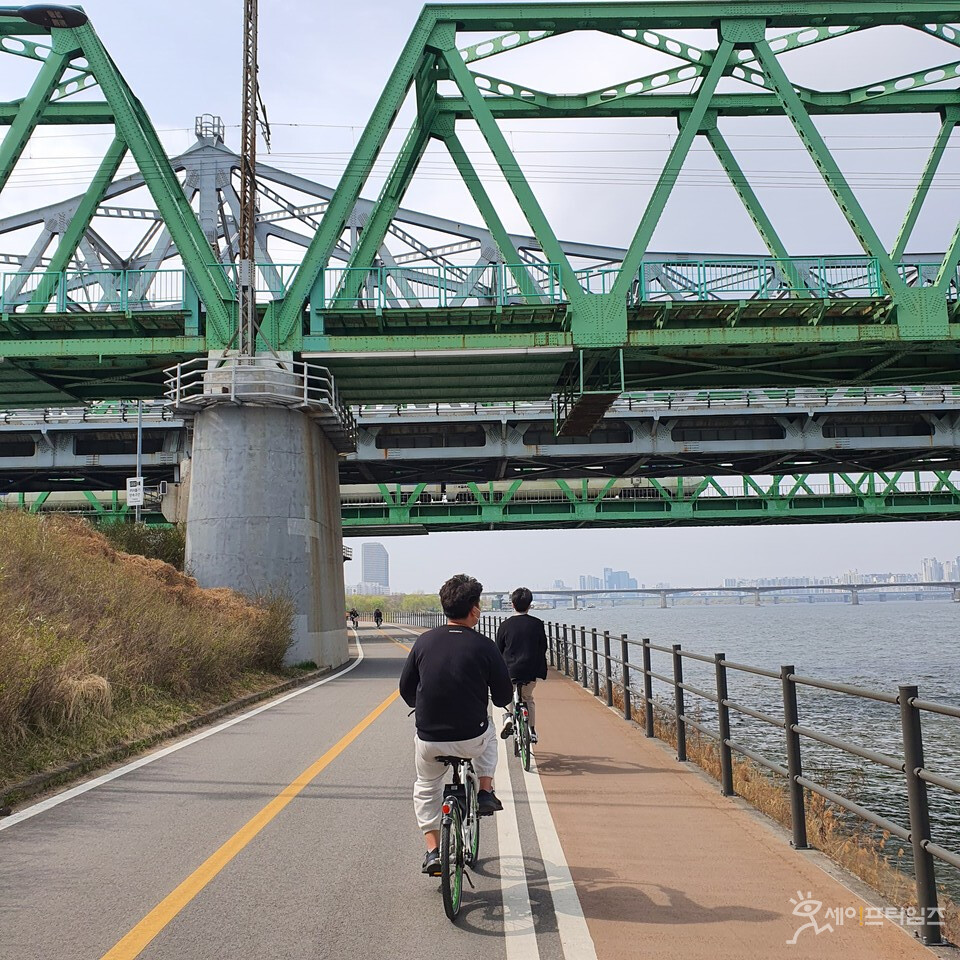 ▲ 서울 한강공원에서 시민들이 자전거를 타고 있다. ⓒ 황태흠 기자