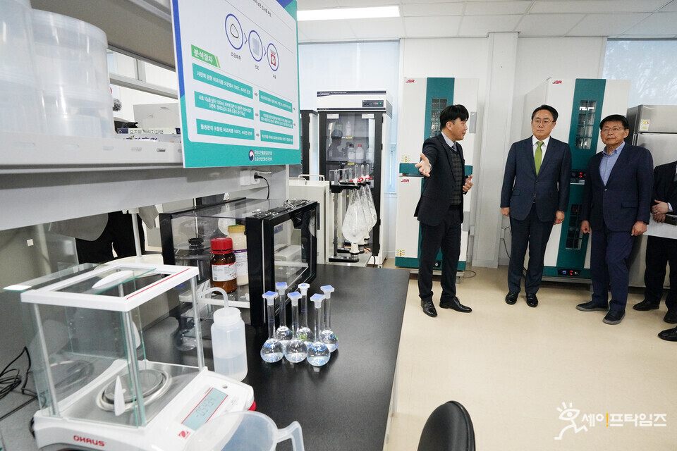 ▲ 강도형 해양수산부 장관(가운데)이 국립수산물품질관리원 소금산업진흥센터의 소금 안전관리 분석실을 점검하고 있다. ⓒ 해수부