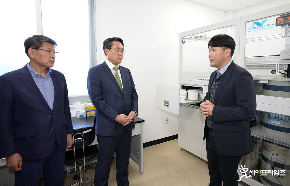 ▲ 강도형 해양수산부 장관(가운데)이 국산 천일염의 안전성을 확보하기 위해 일하는 전남 국립수산물품질관리원 소금산업진흥센터 관계자를 만나 격려하고 있다. ⓒ 해수부