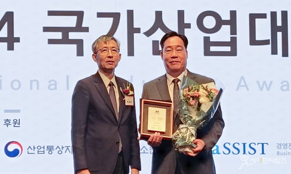 ▲ 김평기 한국서부발전 발전처장(오른쪽)이 국가산업대상 시상식에서 상을 받고 있다. ⓒ 서부발전