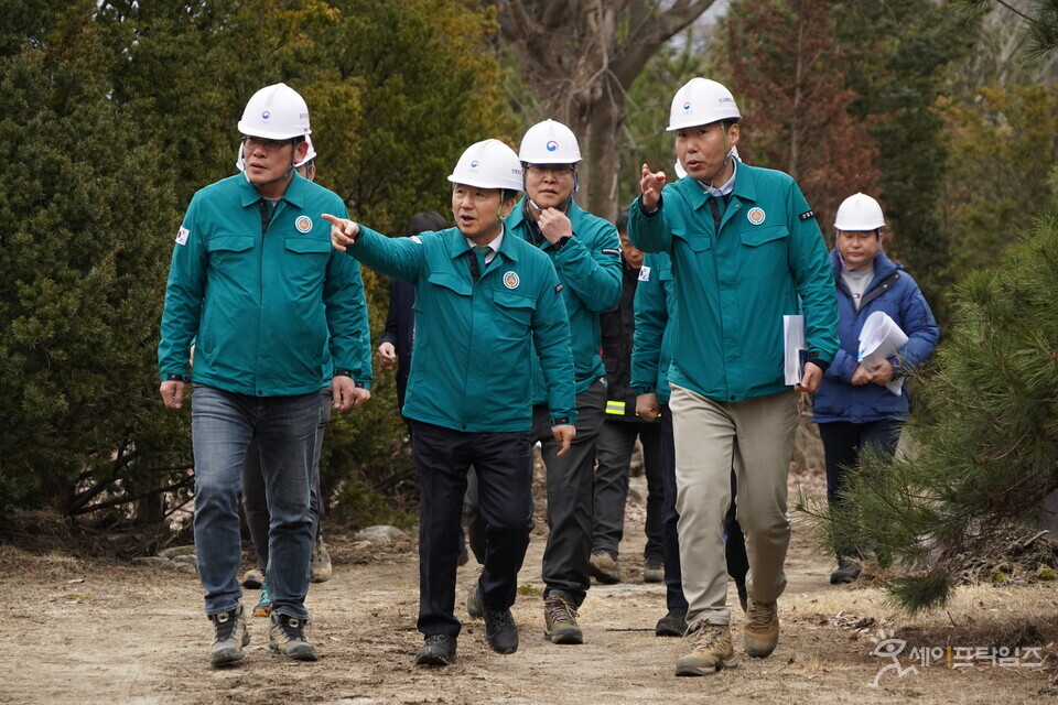 ▲ 남성현 산림청장(왼쪽 두번째)이 충북 제천시 산사태 피해 복구지를 점검하고 있다. ⓒ 산림청